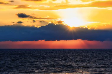 Akşamları denizde muhteşem renkli günbatımı.
