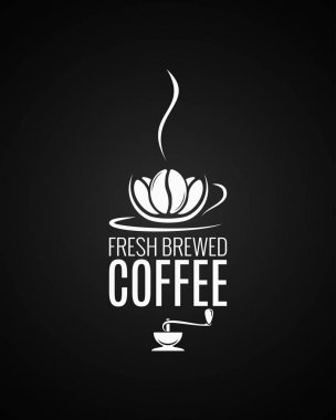 Kahve fincanı logosunu görmeniz gerekir. Kahve çekirdekleri ile siyah arka plan üzerine değirmeni.