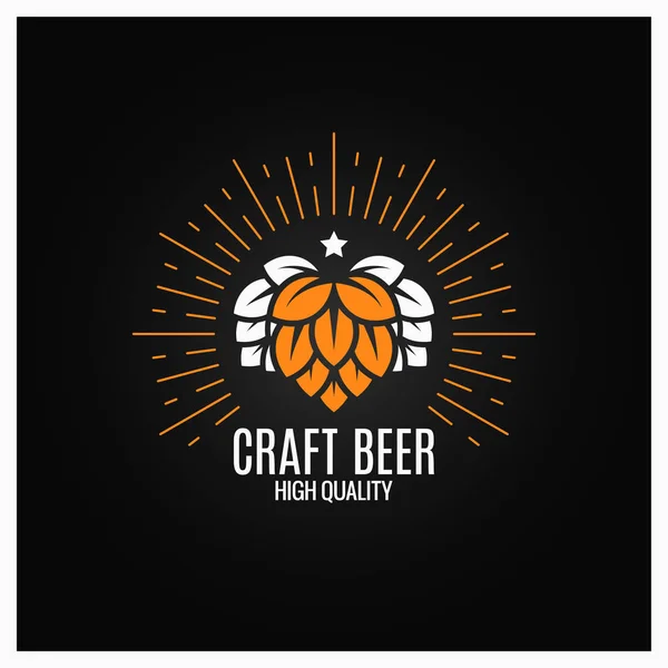 Logo de lúpulo de cerveza sobre fondo negro — Archivo Imágenes Vectoriales