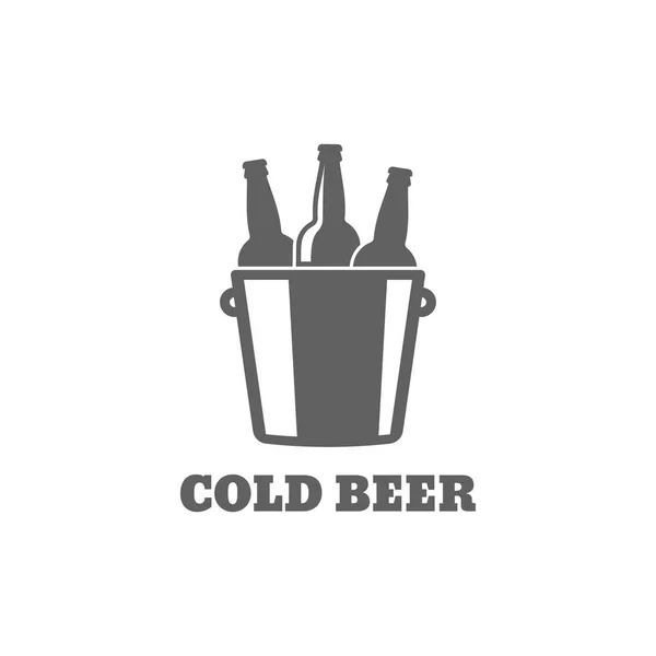 Bier fles logo. Koud biertje pictogram op witte achtergrond — Stockvector