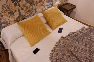 Yatak odasında rahat yastıklar olan kanepe.