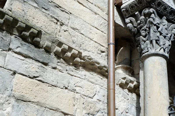 Szara Kamienna Kolumna Ściana Unikalną Ozdobą Architektoniczną Huesca Aragon Hiszpania — Zdjęcie stockowe
