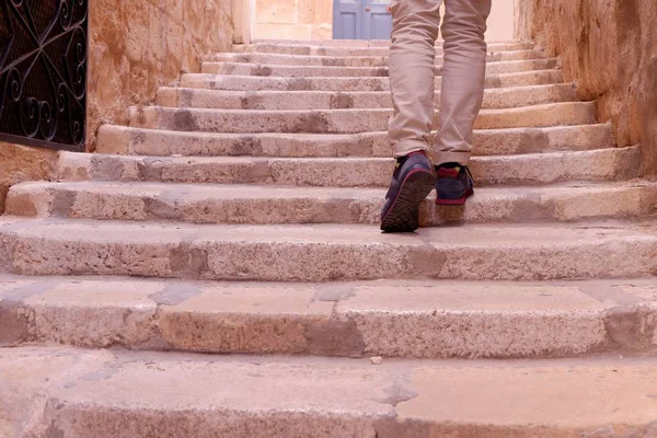 Nogi Mężczyzny Beżowych Spodniach Przechodzącego Przez Schody Birgu Malta — Zdjęcie stockowe