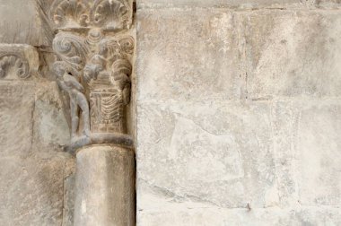 Jaca 'nın ana katedralinin dış duvarı, 11. yüzyılda inşa edildi. Huesca, Aragon, İspanya