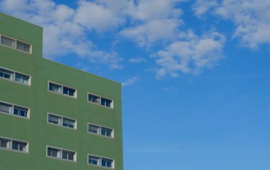 Mavi gökyüzüne karşı sade yeşil evin köşesi. Valdespartera Bölgesi, Zaragoza, İspanya 