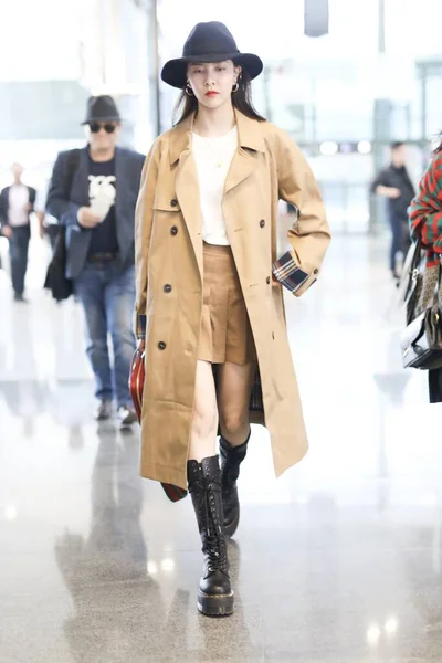 Kína híresség Song Yanfei Shanghai Airport Fashion Outfit — Stock Fotó