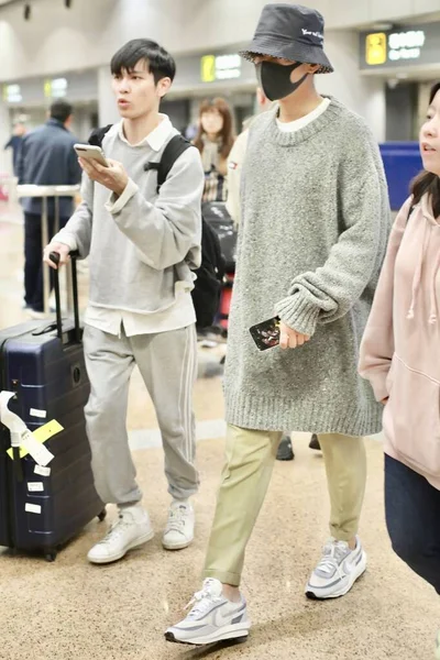 CHINE AARON YAN FASHION OUTFIT AÉROPORT DE BEIJING — Photo