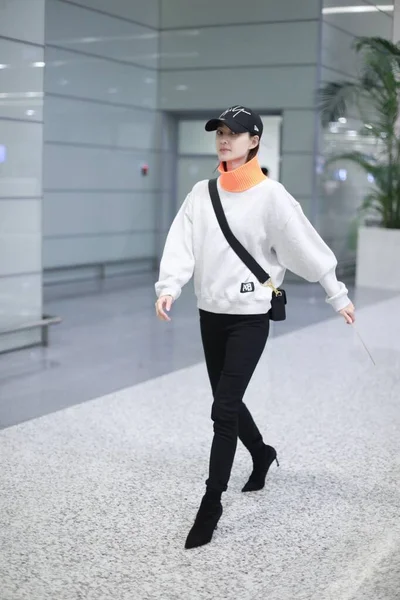 China Celebrity Wang Likun Shanghai Airport Fashion Outfit — стокове фото