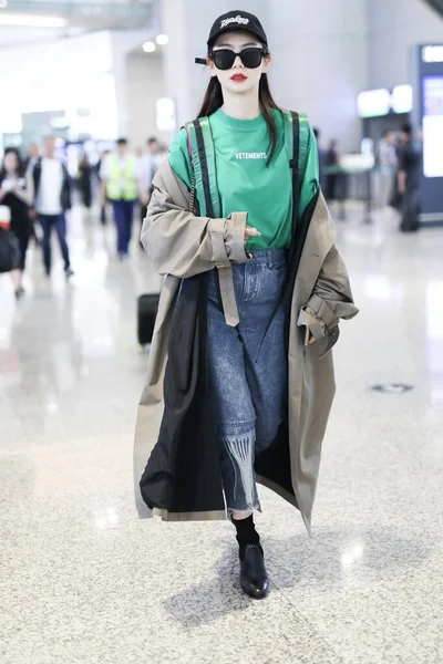 Kina kändis Qi Wei Shanghai Airport Fashion Outfit — Stockfoto