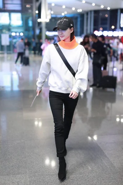 CHINA CELEBRITY WANG LIKUN SHANGHAI AIRPORT FASHION OUTFIT — Stock Photo, Image