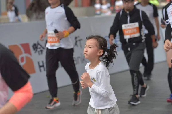 China chinesischer sichuan chengdu marathonläufer — Stockfoto