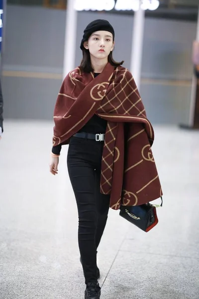 China Song Zu'Er Fashion Outfit Beijing Airport — стокове фото