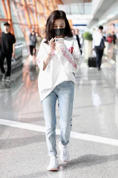 Kína híresség Song Zuer Divat Outfit Beijing Airport — Stock Fotó