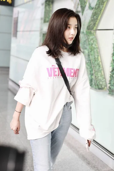 CHINE CELEBRITY SONG ZUER FASHION OUTFIT BEIJING AIRPORT — Photo