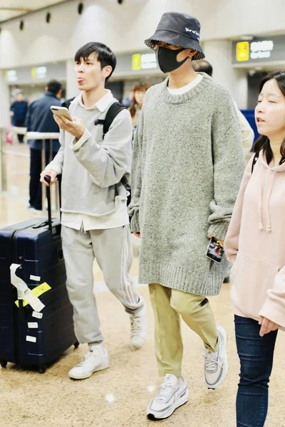 Китай Aaron Yan Fashion Outfit Beijing Airport — стокове фото