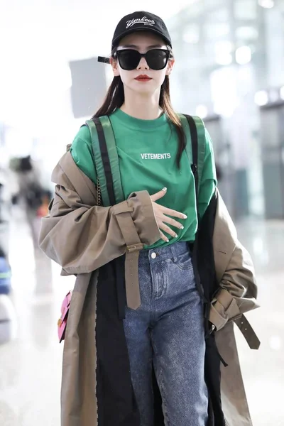 Κίνα Celebrity Qi Wei Shanghai Airport Fashion Outfit — Φωτογραφία Αρχείου