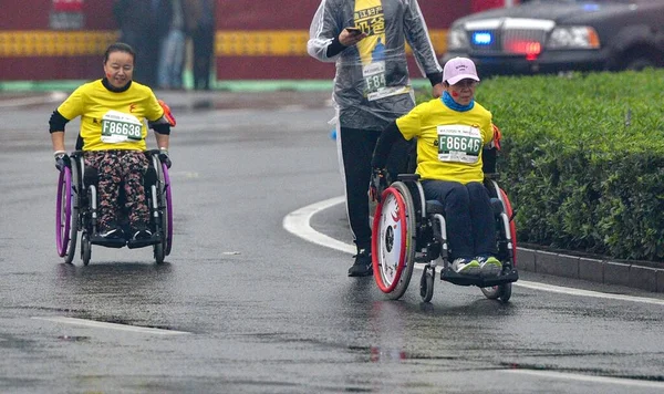 中国陕西西安国际马拉松赛倾盆大雨 — 图库照片