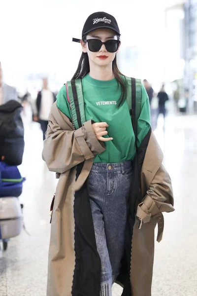 China Celebrity Qi Wei Shanghai Airport Fashion Outfit — Foto de Stock