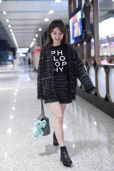 China Celebrity Wu Xin Shanghai Airport Fashion Outfit — стокове фото