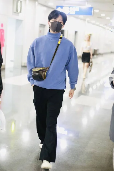 CHINA HOU MINGHAO FASHION OUTFIT BEIJING AIRPORT — Stock Photo, Image