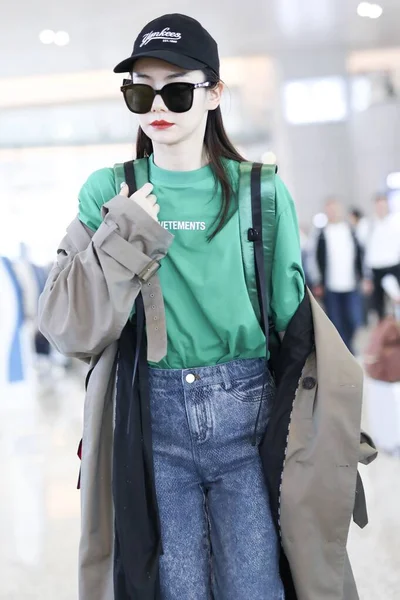 Kina kändis Qi Wei Shanghai Airport Fashion Outfit — Stockfoto