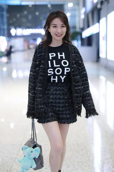 China beroemdheid Wu Xin Shanghai Airport Fashion Outfit — Stockfoto