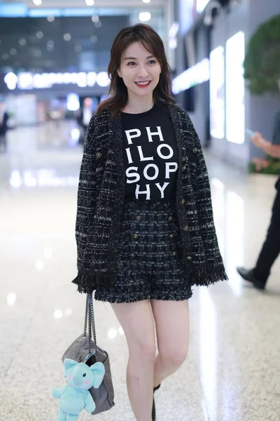 CHINA CELEBRITY WU XIN SHANGHAI AIRPORT FASHION OUTFIT — ストック写真