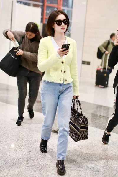 Kina Zhang Xueying Fashion Outfit Pekings flygplats — Stockfoto