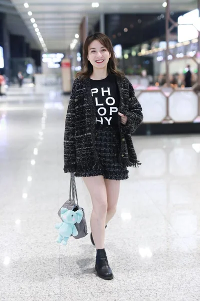 Κίνα Celebrity Wu Xin Shanghai Airport Fashion Outfit — Φωτογραφία Αρχείου