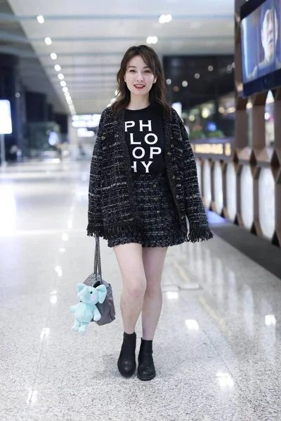 CHINA CELEBRITY WU XIN SHANGHAI AIRPORT FASHION OUTFIT — Stock Photo, Image