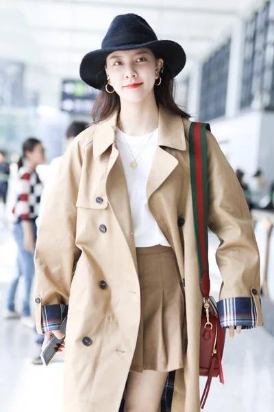 Kina kändis Song Yanfei Shanghai Airport Fashion Outfit — Stockfoto