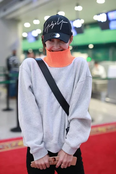 Kína híresség Wang Likun Shanghai Airport Fashion Outfit — Stock Fotó