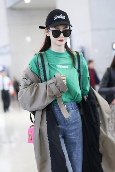 China Celebrity Qi Wei Shanghai Airport Fashion Outfit — Foto de Stock