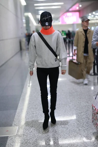 CHINA CELEBRITY WANG CA SHANGHAI AIRPORT FASHION OUTFIT — Fotografie, imagine de stoc