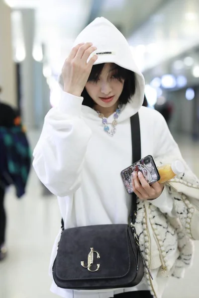 CHINA CELEBRITY VICTORIA SONG SHANGHAI AIRPORT FASHION OUTFIT — Stock Photo, Image
