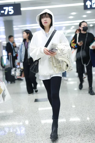 CHINA CELEBRITY VICTORIA SONG SHANGHAI AIRPORT FASHION OUTFIT — Stock Photo, Image