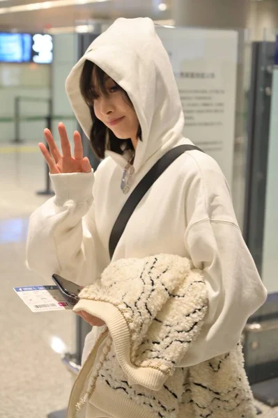 China Berühmtheit victoria song shanghai flughafen mode outfit — Stockfoto