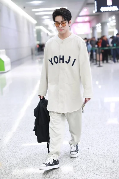 Kína Zeng Shunxi Shanghai Airport Fashion Outfit — Stock Fotó