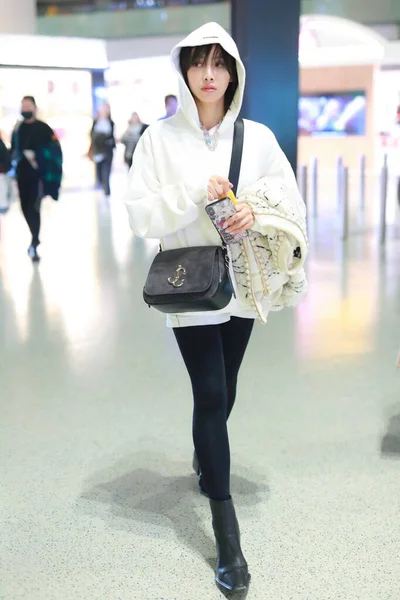 CHINA CELEBRITY VICTORIA CANCIÓN SHANGHAI AIRPORT FASHION OUTFIT —  Fotos de Stock