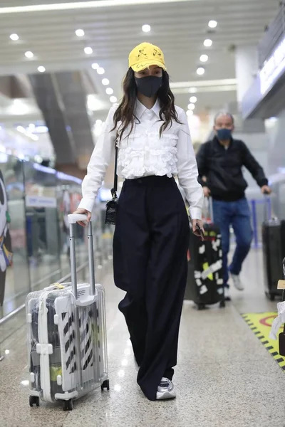 Chiny Angelababy Shanghai lotnisko mody strój — Zdjęcie stockowe