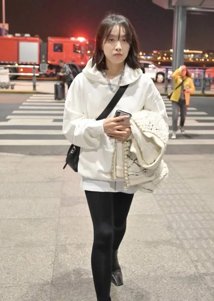 China Berühmtheit victoria song shanghai flughafen mode outfit — Stockfoto