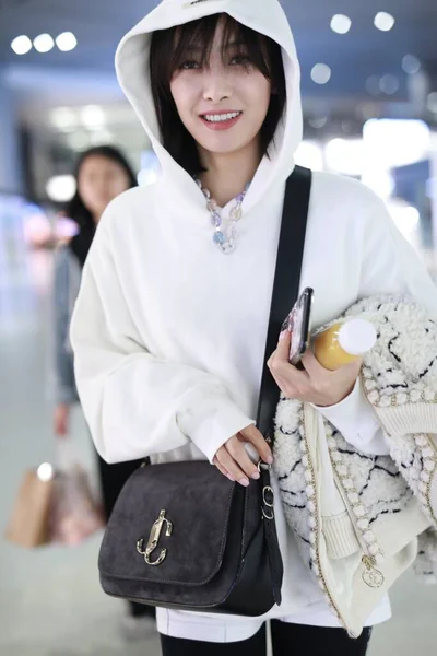 CHINA CELEBRITY VICTORIA SONG SHANGHAI AIRPORT FASHION OUTFIT — Stock Photo, Image