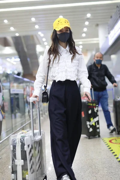 Kina Angelababy Shanghai Airport Fashion Outfit — Stockfoto