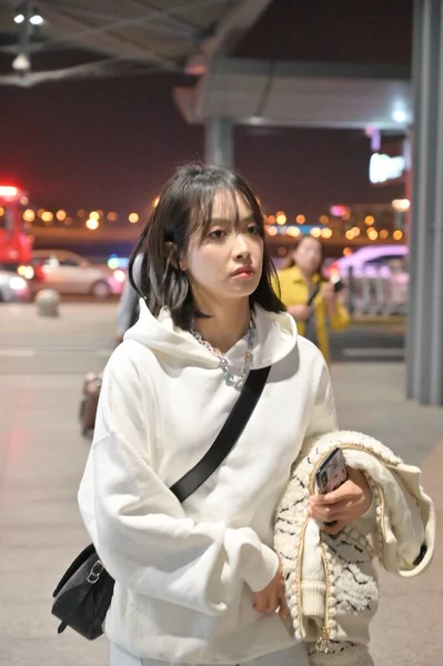 Κίνα Celebrity Victoria Song Shanghai Airport Fashion Outfit — Φωτογραφία Αρχείου