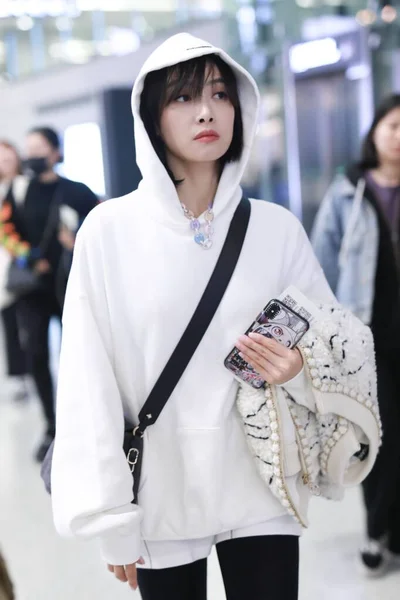 China beroemdheid Victoria Song Shanghai Airport Fashion Outfit — Stockfoto