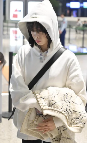 Κίνα Celebrity Victoria Song Shanghai Airport Fashion Outfit — Φωτογραφία Αρχείου