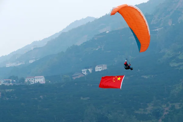 Kina Kinesiska Frankrike Theo Deblic Paraglider Performance Yichang — Stockfoto