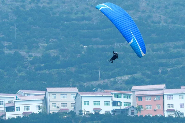 中国中国フランス｜Theo Deblic Paraglider Performance宜昌 — ストック写真