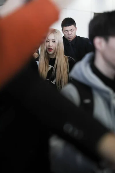 CHINA CHINESE SOUTH KOREA GIRL GROUP BLACKPINK ROSE AIRPORT — 스톡 사진