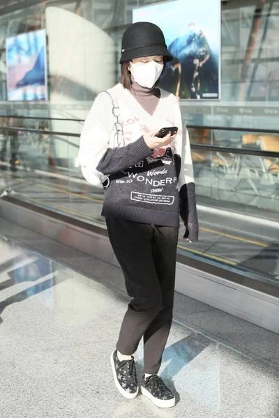 CHINA ZHANG XUEYING FASHION OUTFIT AEROPUERTO DE CHENGDU —  Fotos de Stock